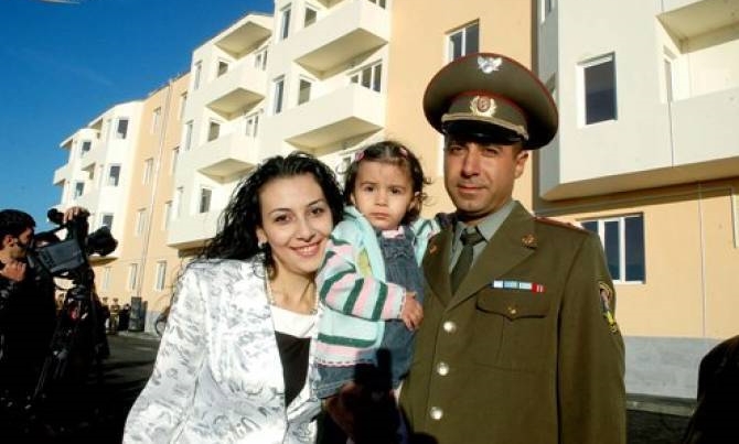 Les officiers en Arménie, diplômés des institutions de formation militaire recevront un appartement de 3 pièces à Erevan