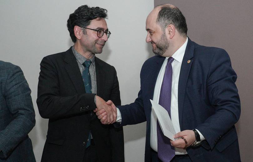 La poste d’Arménie a honoré le Prix Nobel d’origine arménienne Ardem Patapoutian par l’émission d’un timbre-poste