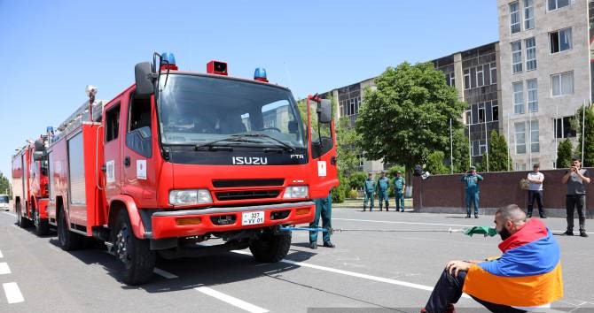 Yuri Sakunts a établi un nouveau record du monde Guinness pour avoir tiré avec ses dents deux véhicules de pompiers pesant 37,5 tonnes