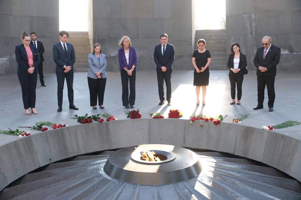 La secrétaire d&rsquo;État adjointe américaine Karen Donfried visite le mémorial du génocide arménien.