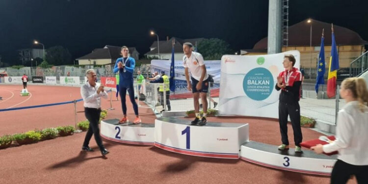 Yervand Mkrtchyan (Arménie) gagne le 1 500 mètres lors du Championnat des Balkans d’athlétisme