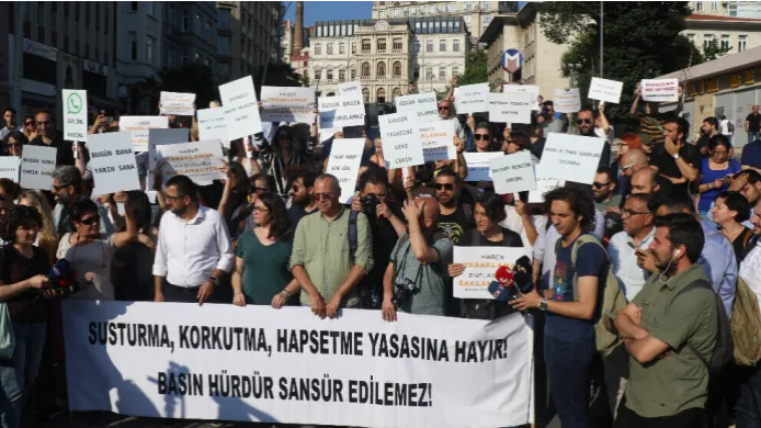 Istanbul: Journalistes et syndicats protestent contre le projet de loi sur la « désinformation »