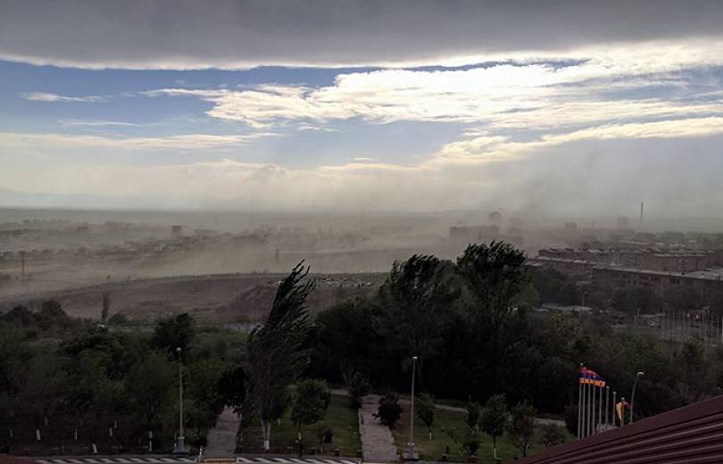 Le vent et la mini-tempête à Erévan ce soir : des fils électriques et des toits d&rsquo;immeubles ont été arrachés, des arbres ont été brisés, de nombreux dégâts