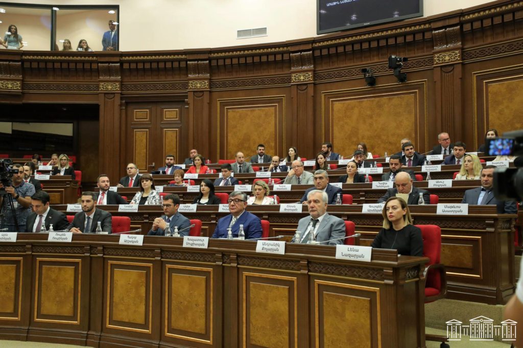 Un texte controversé du Parti Contrat civil vise à renforcer l’emprise du pouvoir sur les villes