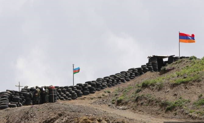 Nouvelle désinformation de l’Azerbaïdjan qui affirme que l’armée arménienne a ouvert le feu sur les positions frontalières azéries à l’est de l’Arménie. Erévan dément ces accusations de Bakou
