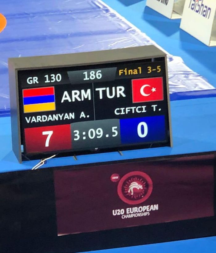 Albert Vardanyan (Arménie) a battu son adversaire Turc avec un score de 7:0 et a remporté une médaille de bronze des championnats d’Europe de lutte gréco-romaine U20