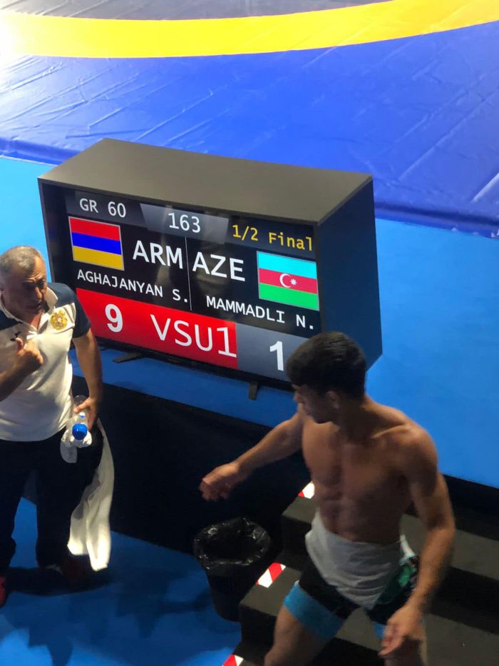 Suren Aghajanyan (Arménie) a battu son rival Azéri par 9-1 pour atteindre la finale des Championnats d’Europe de lutte gréco-romaine des U20