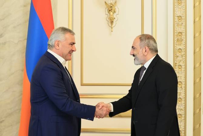 Le Premier ministre arménien a rencontré le milliardaire arméno-russe Samvel Karapetyan pour les projets d&rsquo;investissement du groupe Tashir en Arménie