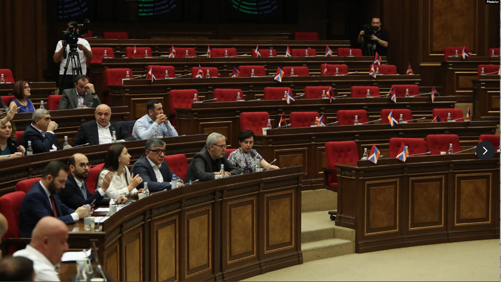 Des leaders de l&rsquo;opposition arménienne privés de leurs postes au Parlement