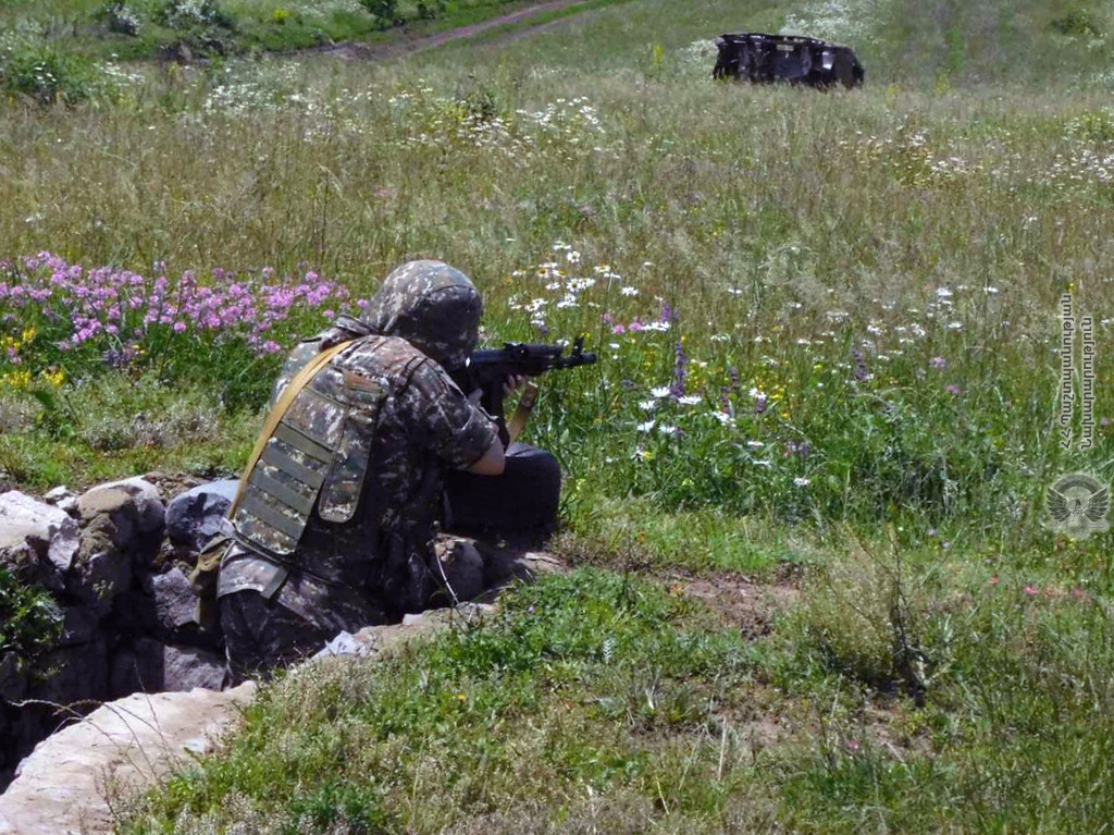 Une voiture civile a été endommagée dans la région du village de Yelpin, dans la province de Vayots Dzor, par les tirs des forces armées azerbaïdjanaises