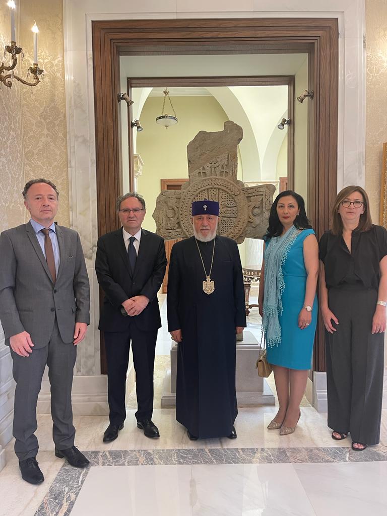 Le catholicos reçoit une délégation du CCAF et de Nouvelles d’Arménie