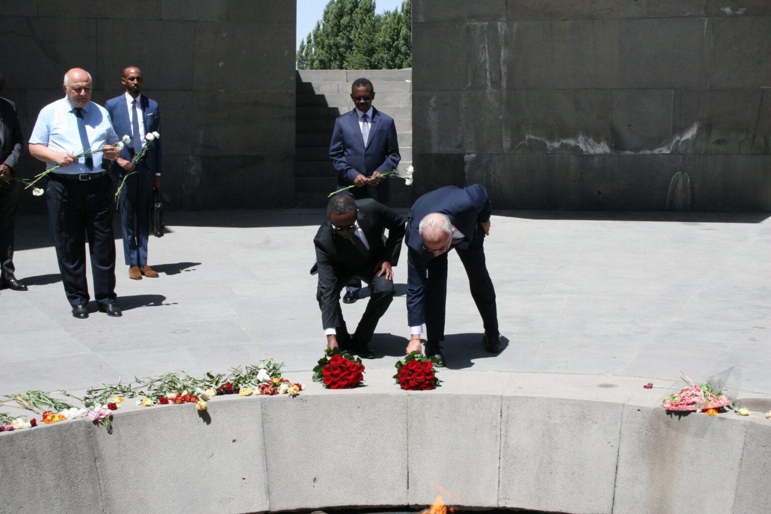 Le Ministre des Affaires Etrangères du Rwanda a rendu hommage au Mémorial du Génocide arménien à Erévan