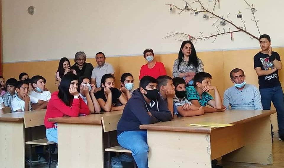 Naira Nahapetyan désire développer son village de Noramarg à la frontière arméno-turque face à l’Ararat, son association Safe Corner (Abahov Angyun) a besoin de nous tous