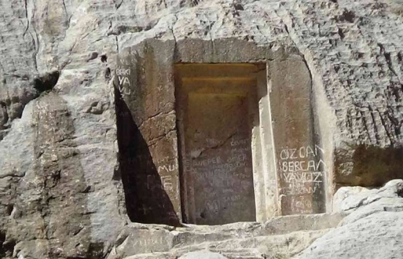 Dégradation des inscriptions cunéiformes de la porte de Mher des dieux de l’Urartu à Van (Arménie occupée)