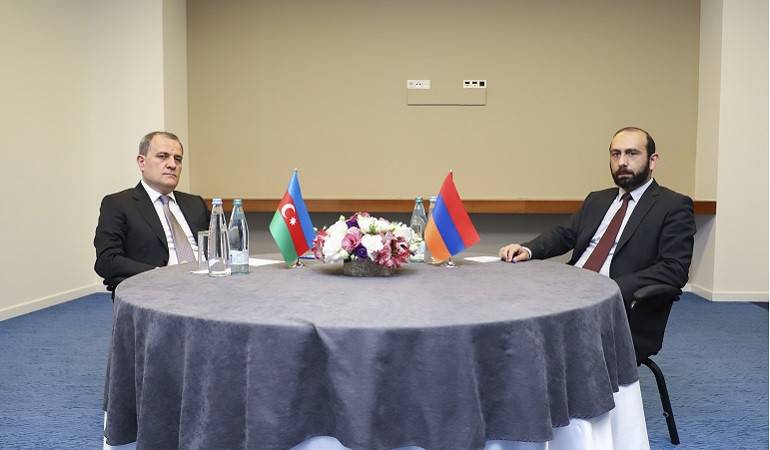 Premiers pourparlers entre chefs de la diplomatie arménienne et  azerbaïdjanaise depuis la guerre (MAJ 07:00)