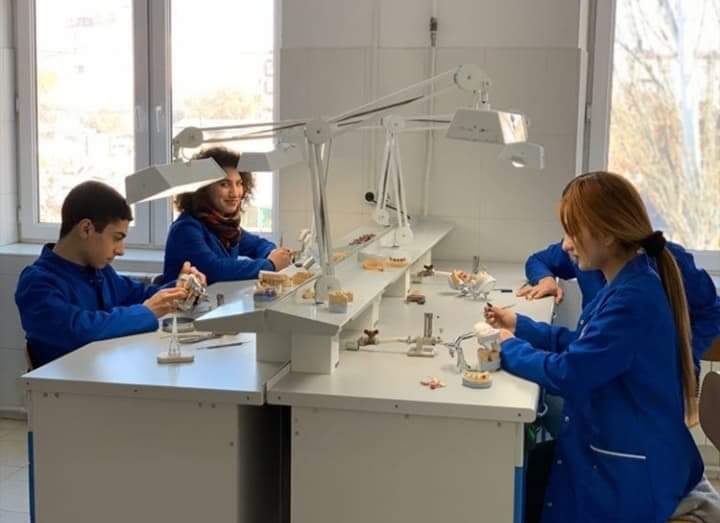 L’association grenobloise MENK remet un chèque de 5 000 € au CEPFA pour la formation professionnelle des jeunes en Arménie