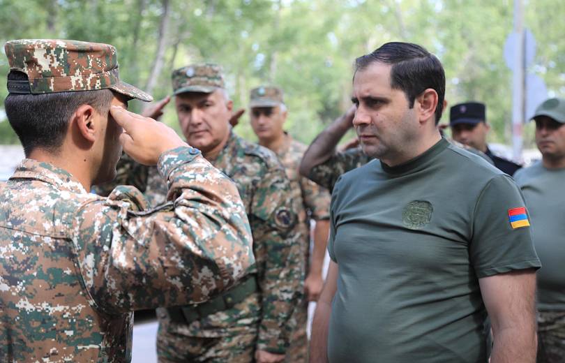 Le ministre arménien de la Défense a visité ce matin la zone frontalière orientale de l’Arménie