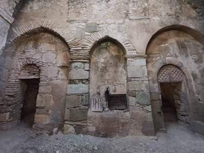 Lors du nettoyage des abords du complexe du monastère Bri Yeghtsi en Artsakh, un khatchkar et une pierre tombale avec des inscriptions ont été découverts