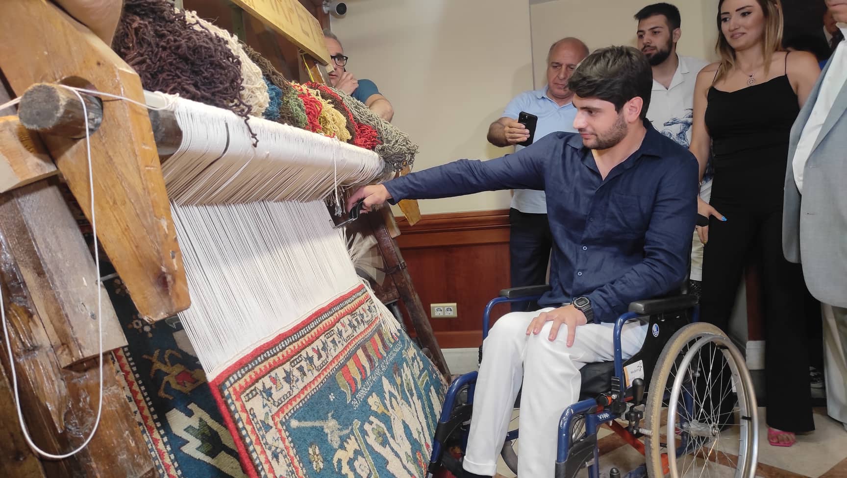 Le dernier nœud du tapis pan-arménien a été réalisé par un soldat Arménien blessé, « Le tapis de soleil » sera vendu aux enchères