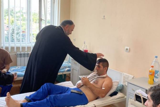 L’Evêque Vrtanes Abrahamyan le primat du diocèse de l’Artsakh a rendu visite aux soldats Arméniens blessés hier lors de l’attaque des drones azéris