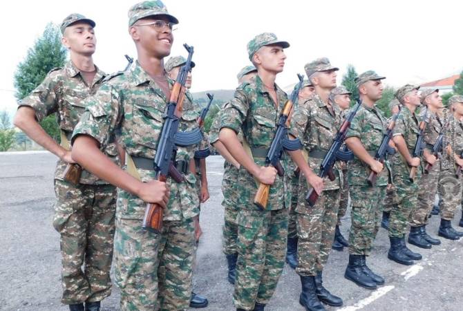 Les nouvelles recrues qui ont rejoint les rangs des forces armées arménienne, le premier enfant de la famille arméno-nigériane est également parmi eux