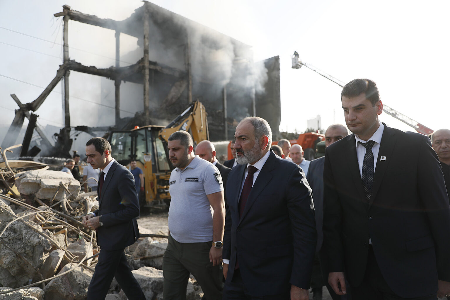 Le Premier ministre a visité le site dévasté du centre commercial « Sourmalou » d’Erévan qui fit 6 morts et 16 disparus hier suite à une explosion