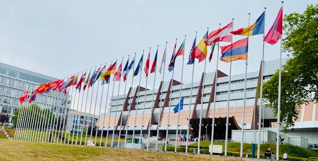 Le drapeau de l’Arménie en berne au Conseil de l’Europe à Strasbourg à la mémoire des victimes du centre commercial « Sourmalou »
