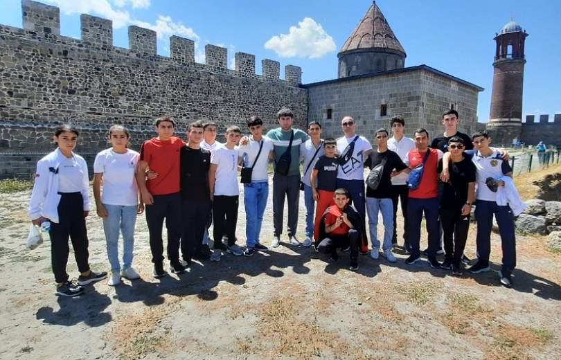 Les jeunes boxeurs Arméniens qui participaient aux championnats d’Europe de boxe (U15) à Erzeroum ont visité la ville arménienne occupée par la Turquie