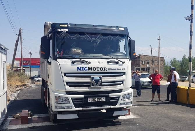 Des routiers bloquent une des voies de circulation de la route Erevan-Meghri.
