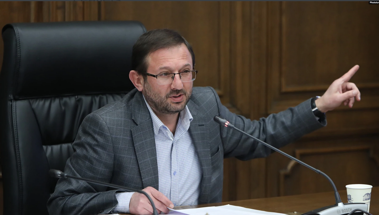 Le bloc d&rsquo;opposition condamne les tracts « provocateurs ».