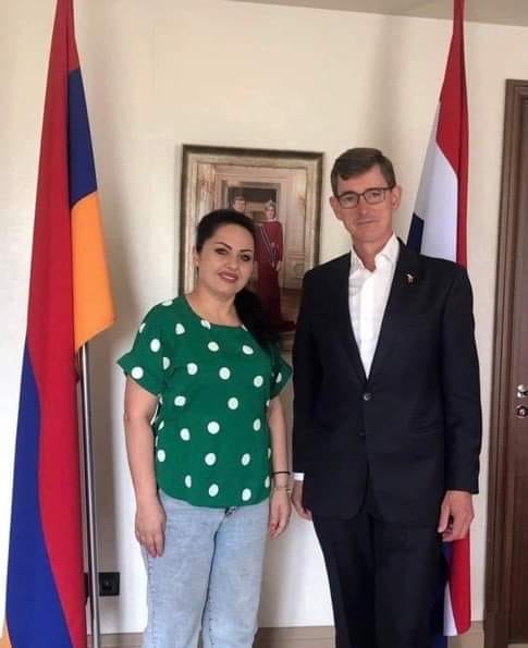 La fondatrice de Safe Corner, Naira Nahapetyan rencontre l’ambassadeur des Pays-Bas, Nico Schermers