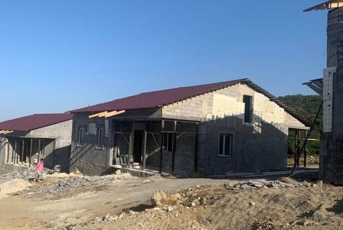 La construction de 9 des 13 maisons du nouveau district de Shurnukh est presque terminée