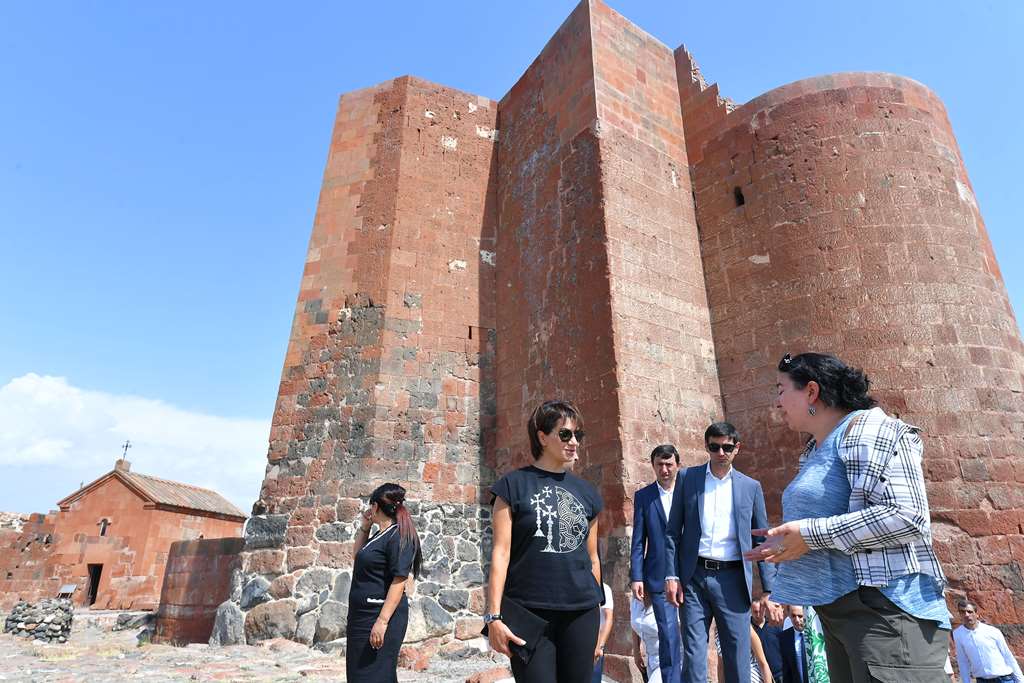 Anna Hakobyan a visité la forteresse de Dashtadem près de Talin et rencontré les membres de la faction « Mon Pas » du Conseil municipal de Talin