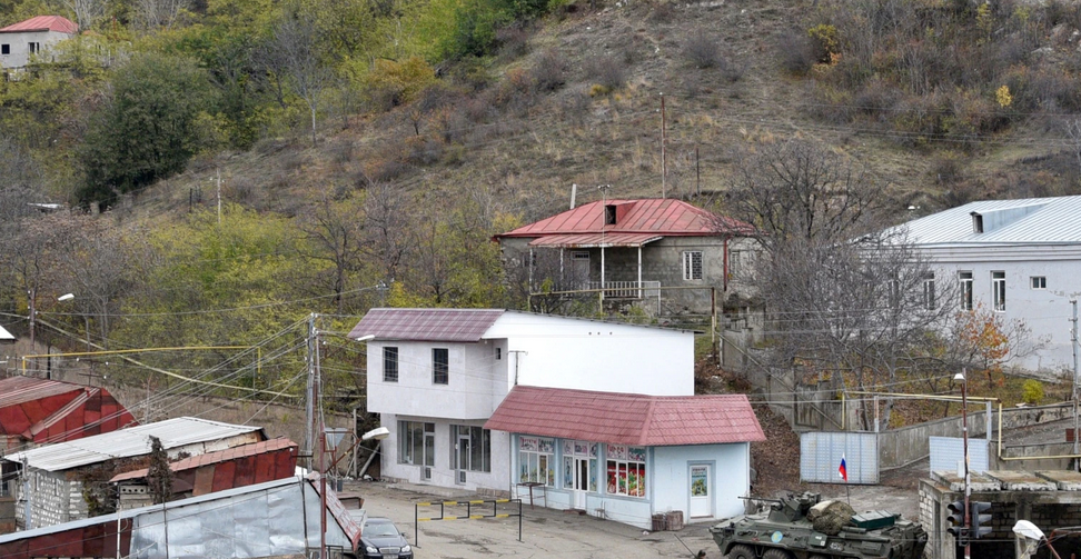 Les troupes russes rassurent les dirigeants du Karabakh sur le nouveau corridor vers l’Arménie