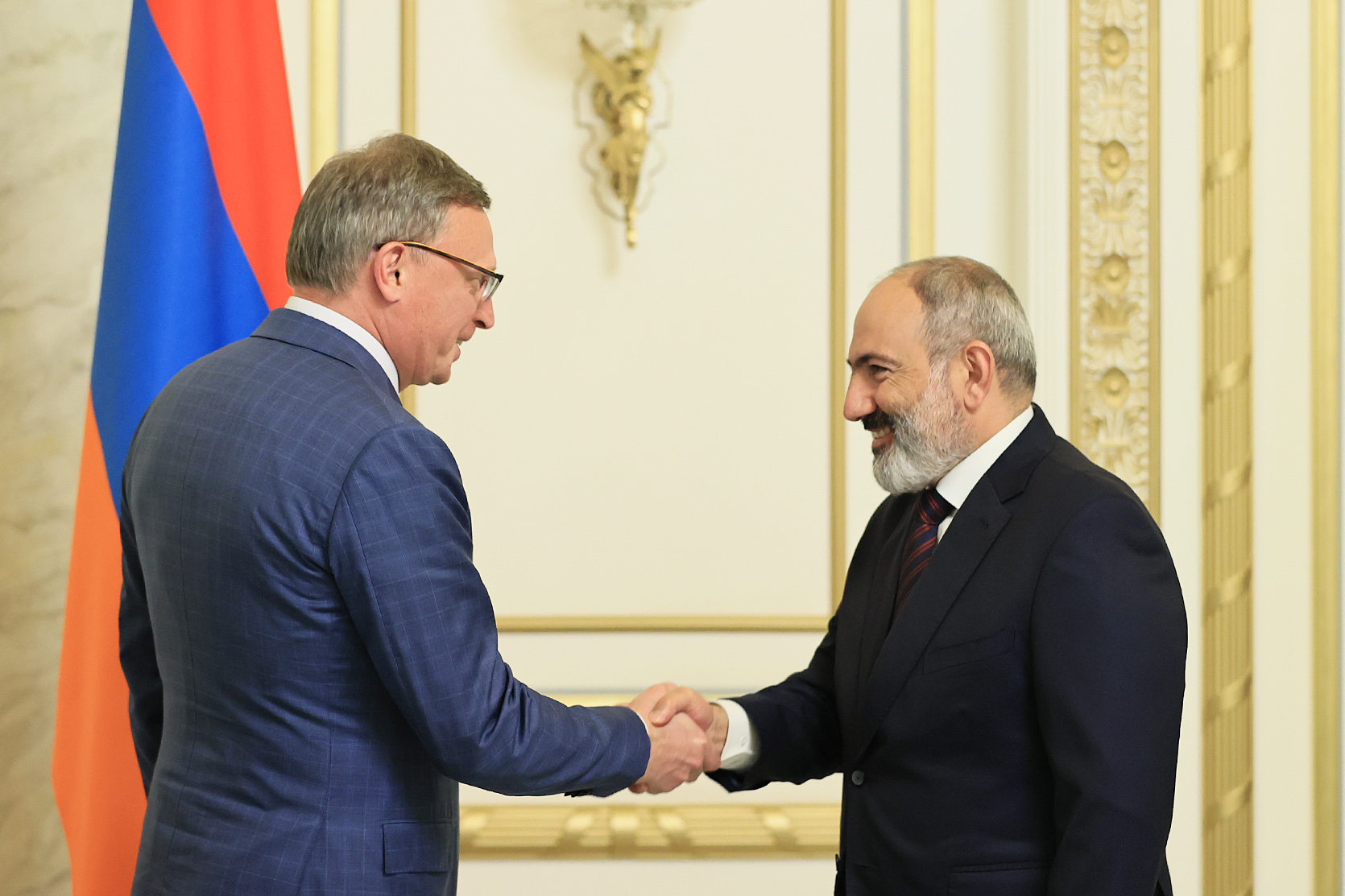 Pachinian reçoit une délégation russe conduite par le gouverneur de la région d’Omsk
