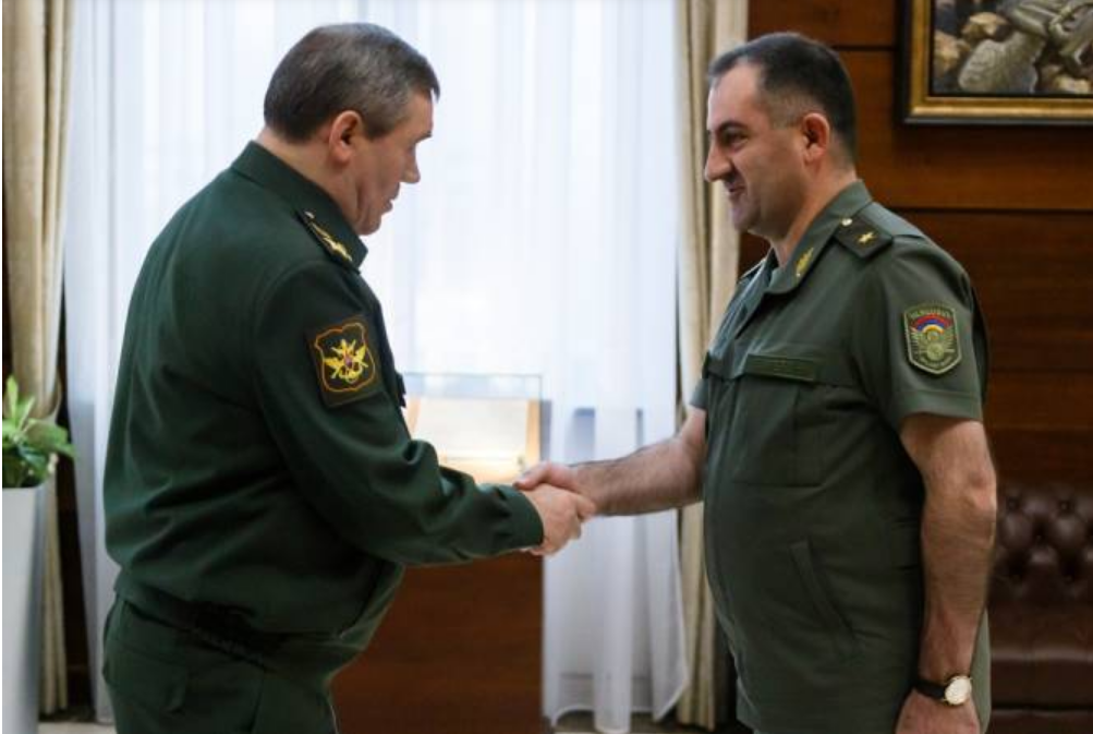 Les hauts responsables militaires arméniens et russes discutent du processus de modernisation et de réforme des forces armées arméniennes.