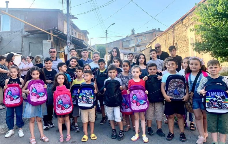 Un groupe d&rsquo;écoliers de l&rsquo;Artsakh a reçu des cartables et des fournitures scolaires du ministre de l&rsquo;Intérieur d&rsquo;Arménie