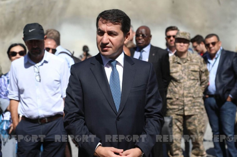 Hikmet Hajiyev dans Chouchi occupée : Les Azéris et les Arméniens peuvent vivre ensemble pacifiquement en tant que …citoyens d&rsquo;un même pays