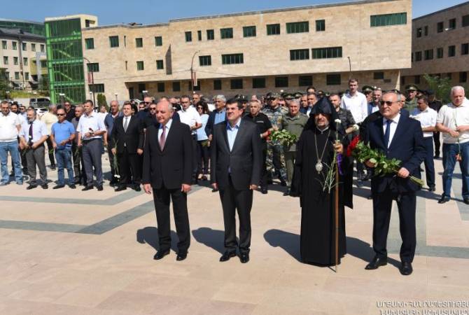 Bako Sahakyan, se joint au Président Harutyunyan pour visiter le mémorial de la guerre