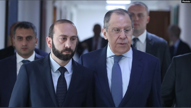 Les ministres des Affaires étrangères russe et arménien s&rsquo;entretiennent après la réunion Aliyev-Pashinian
