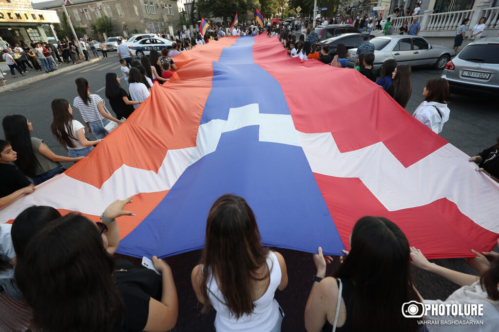 Une marche et un rassemblement à Stepanakert marquent le 31e anniversaire de la proclamation de la République d&rsquo;Artsakh