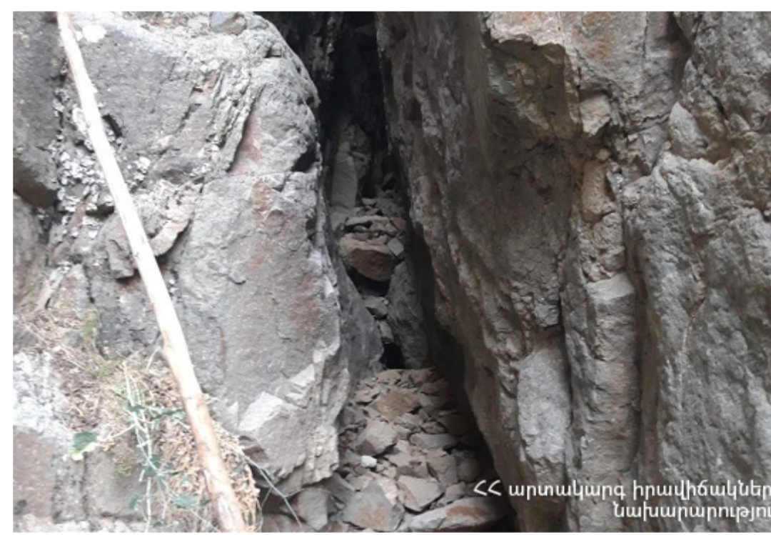 Les sauveteurs ont sorti les deux oursons coincés dans les failles d’un rocher dans la région de Vayots Dzor (Arménie)