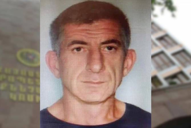 Le suspect d&rsquo;une célèbre série de meurtres à l&rsquo;arme blanche se rend à la police après une semaine de chasse à l&rsquo;homme.