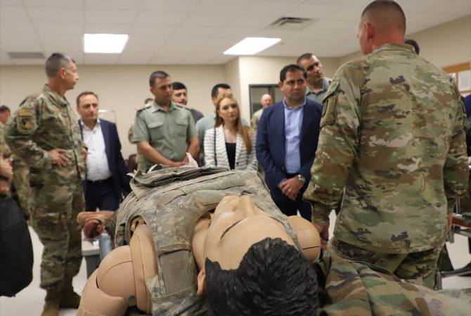 Le ministre arménien de la Défense visite le centre de formation de Salina au Kansas
