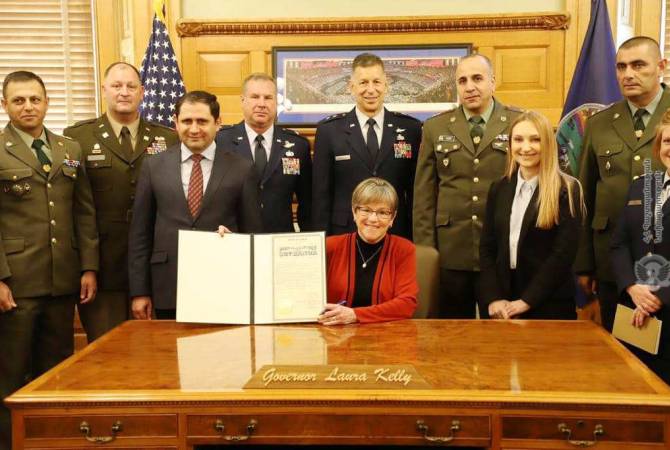 Suren Papikyan a rencontré la gouverneure du Kansas, Laura Kelly