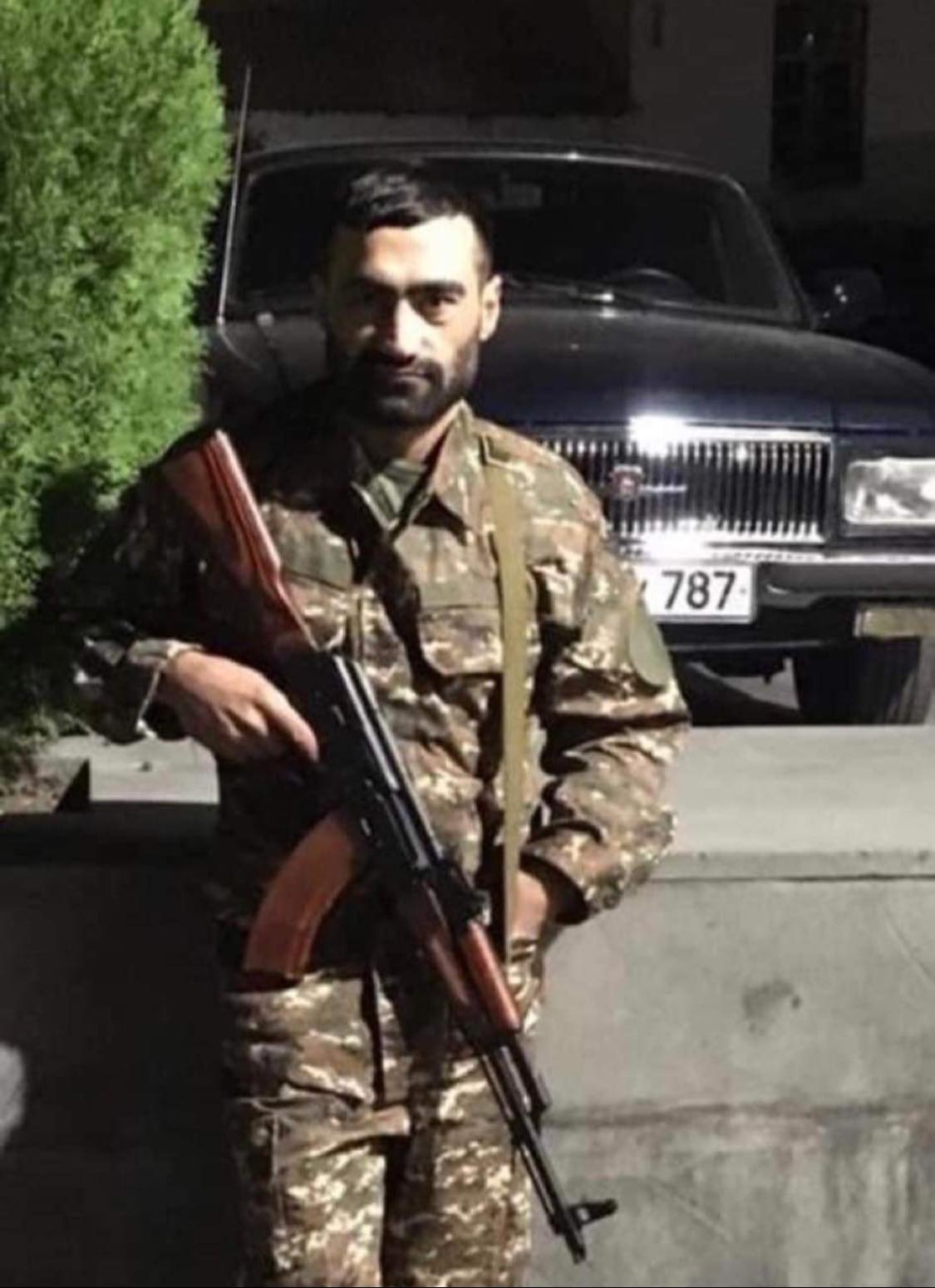 Le soldat Arménien qui a arrêté un convoi militaire azéri et mort en héros serait Taron Andreasyan et la scène se serait déroulée près de Vorotan au sud-est de l’Arménie