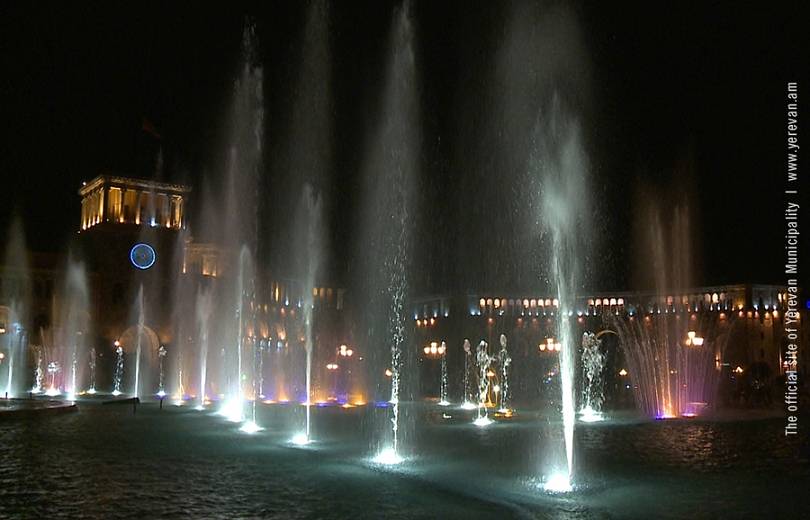 Le spectacle de couleurs et de musique des fontaines de la place de la République à Erévan commencera et se terminera 1 heure plus tôt