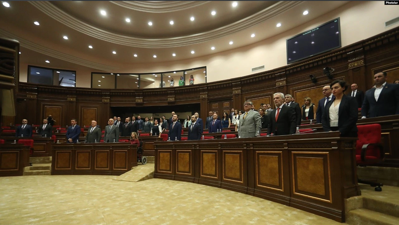 Le Parti Contrat civil au pouvoir menace à nouveau de démettre les députés de l’opposition pour cause de boycott du Parlement