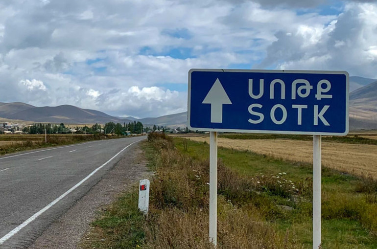15h00. L’Azerbaïdjan a repris ses tirs intensifs d&rsquo;artillerie à la roquette le long de toute la frontière, de Sotk à Goris (Arménie)
