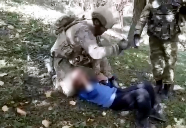 Des soldats azerbaïdjanais démembrent une soldate arménienne